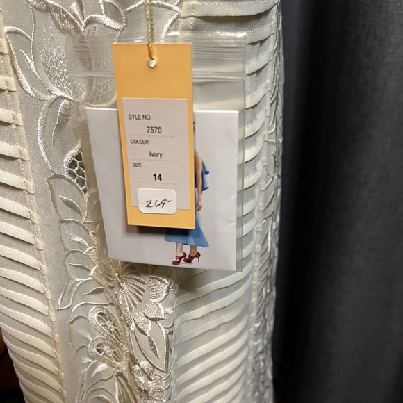 Cream dress - Picture 4 of 10